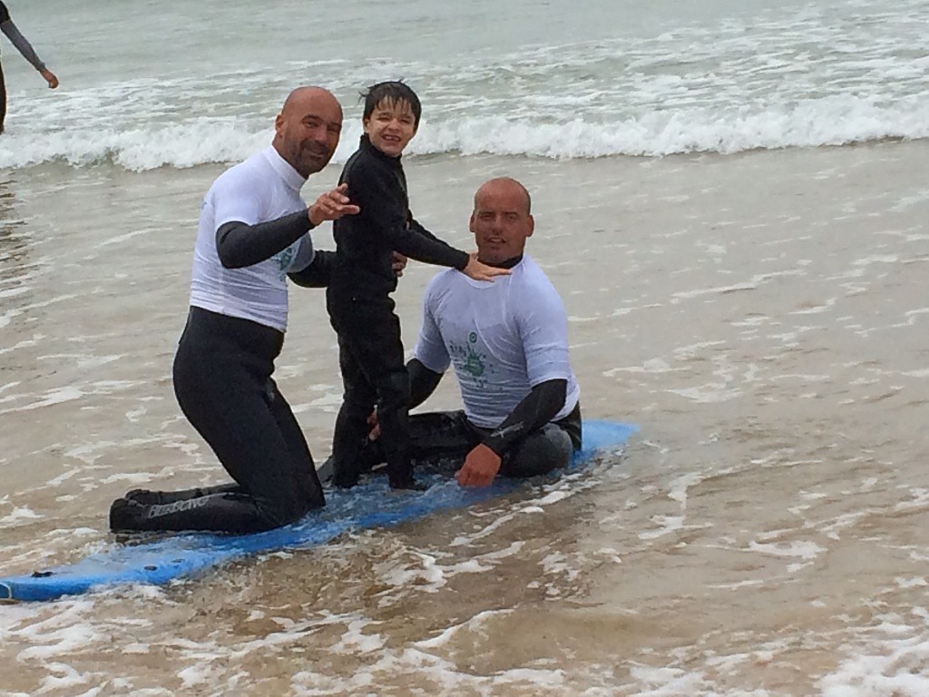 Associação Salvador, Fundação Luís Figo e Surf Academia promovem a inclusão através do surf adaptado