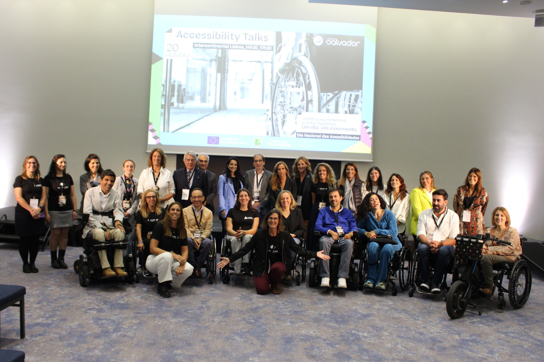 Imagem de Grupo no final das Accessibility Talks, oradores, equipa e embaixadores da Associação Salvador