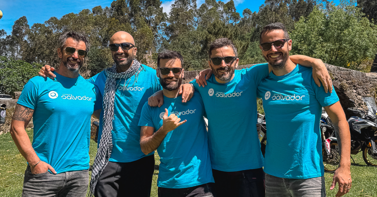 Grupo de 5 amigos da Expedição Nordkapp com as t-shirts da Associação Salvador