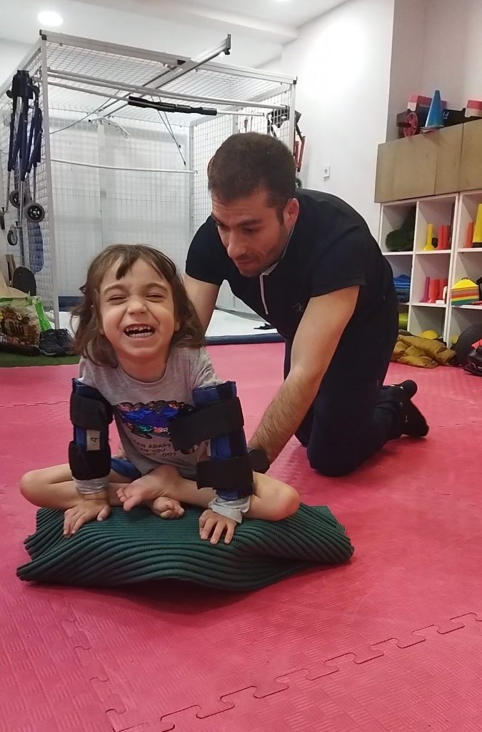 Criança a fazer tratamentos de fisioterapia