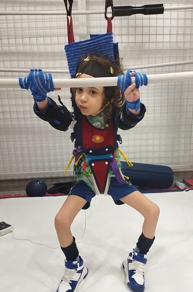 Menino a fazer tratamentos de fisioterapia