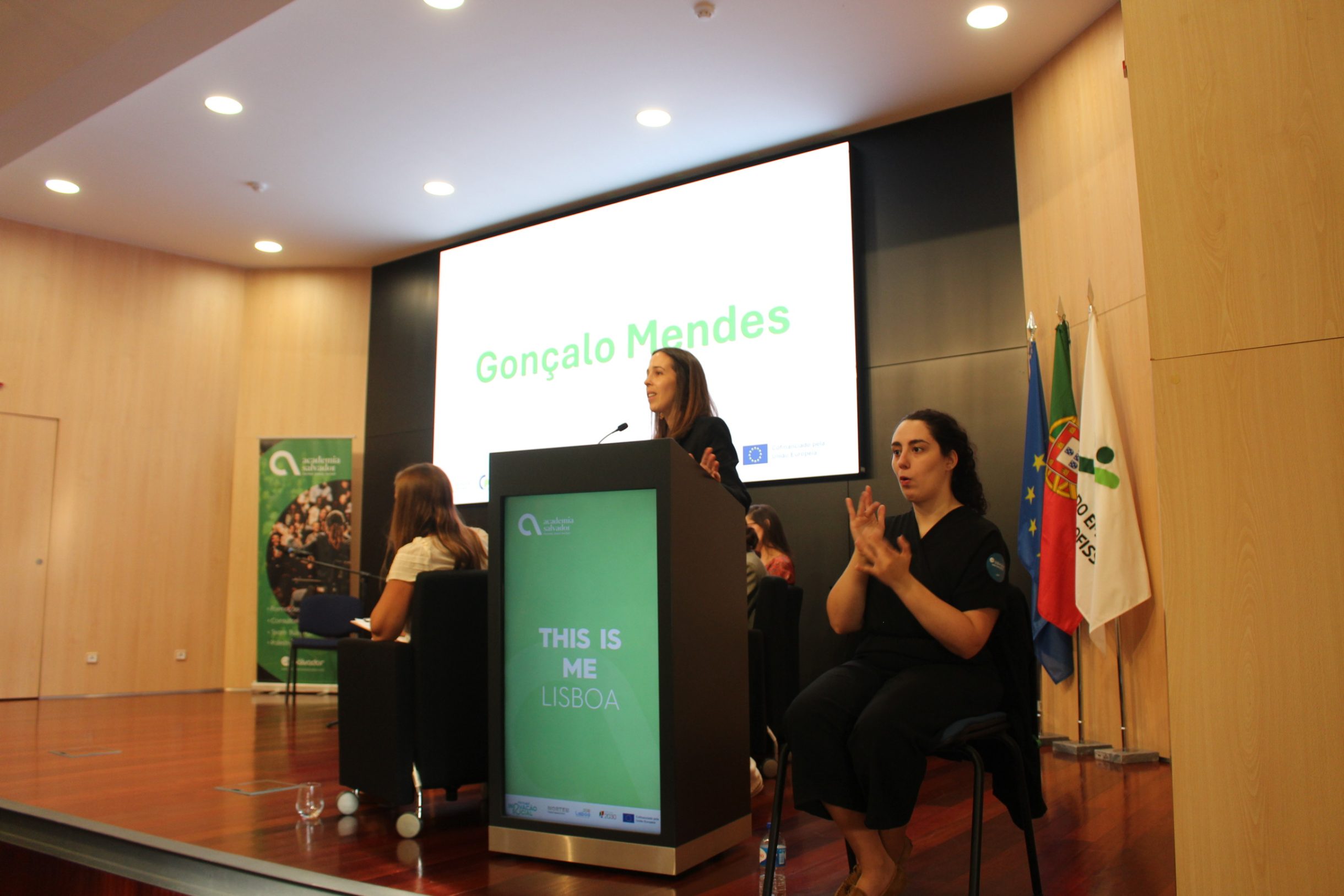 Imagem de um palco com pessoas durante uma apresentação sobre Emprego