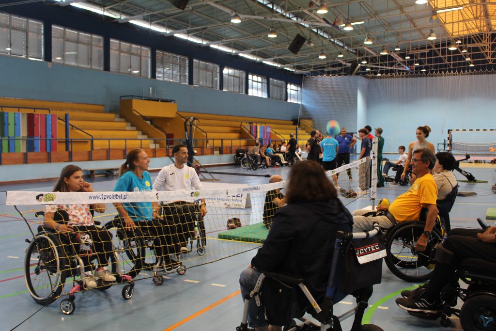 Pessoas a jogar vólei adaptado