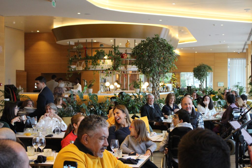 Imagem de pessoas sentadas à mesa