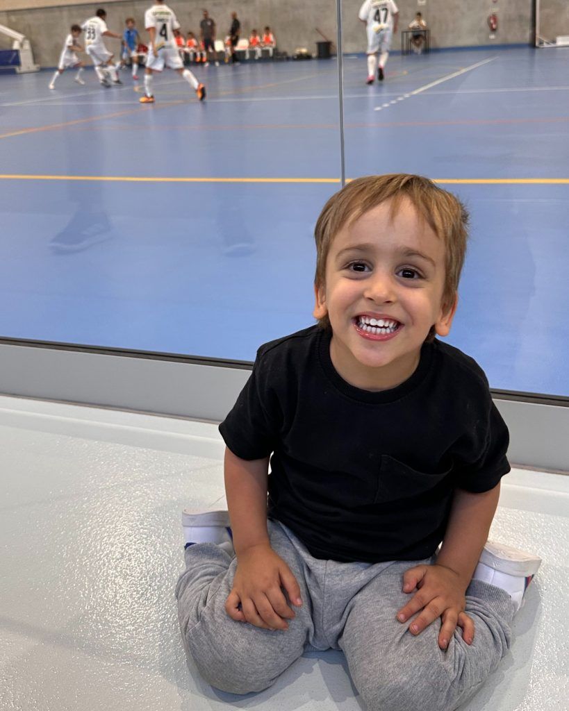 Criança sentada a sorrir