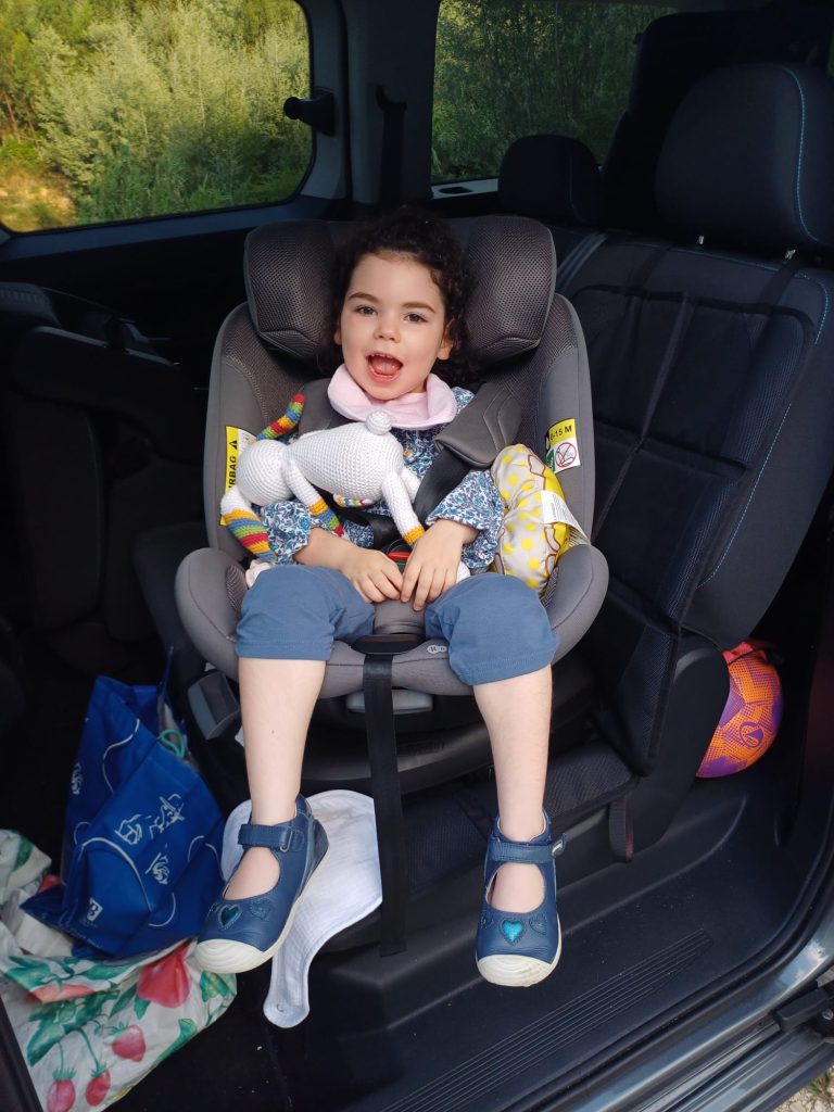 Fotografia da Mafalda sentada no carro