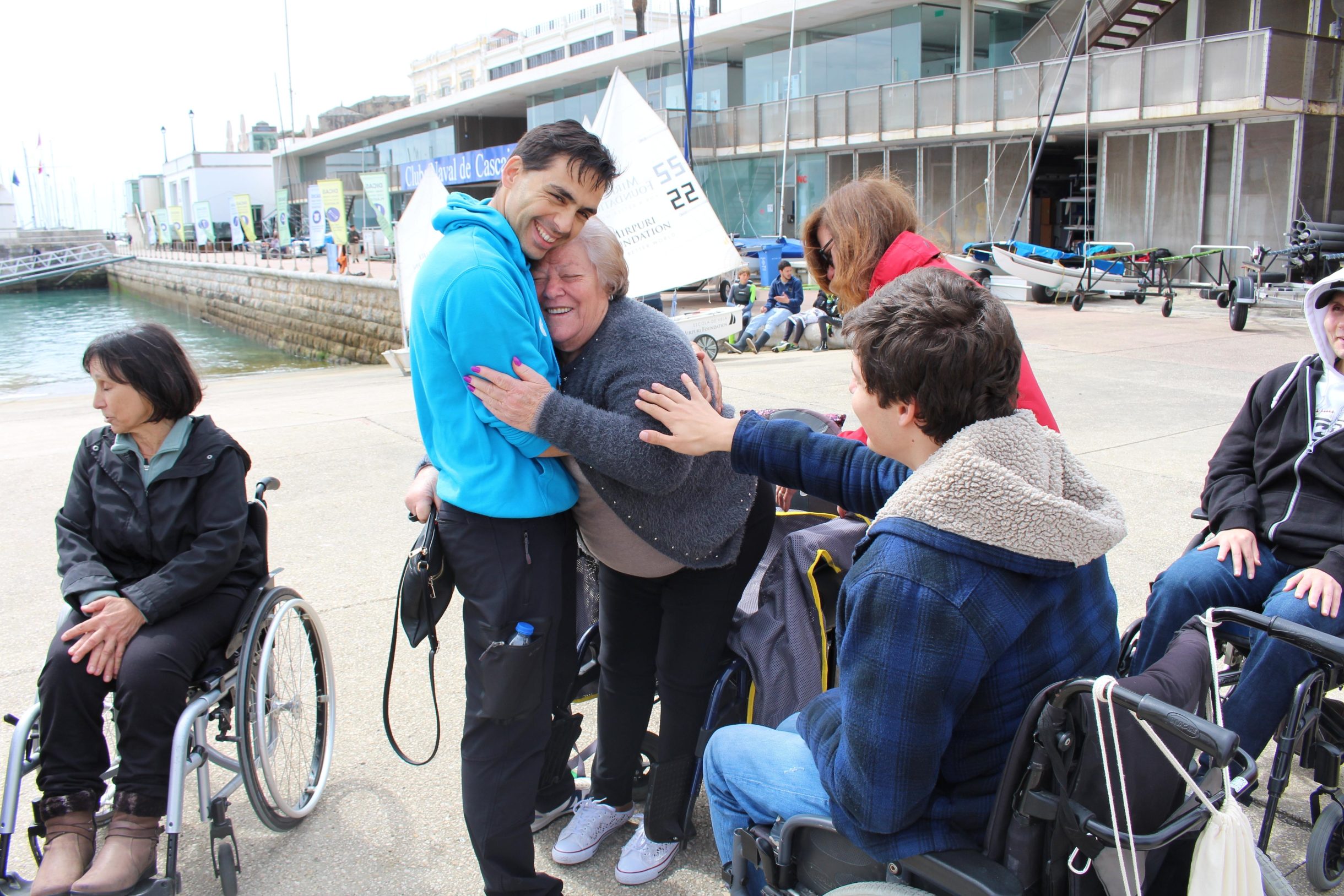 Pessoa a ser abraçada