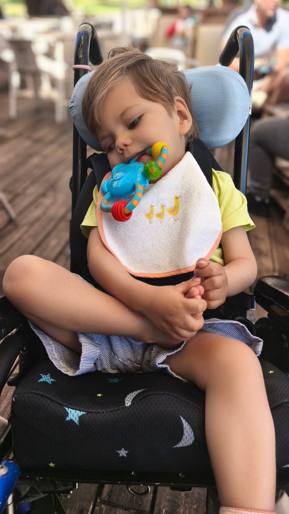 Fotografia de criança sentada num carrinho