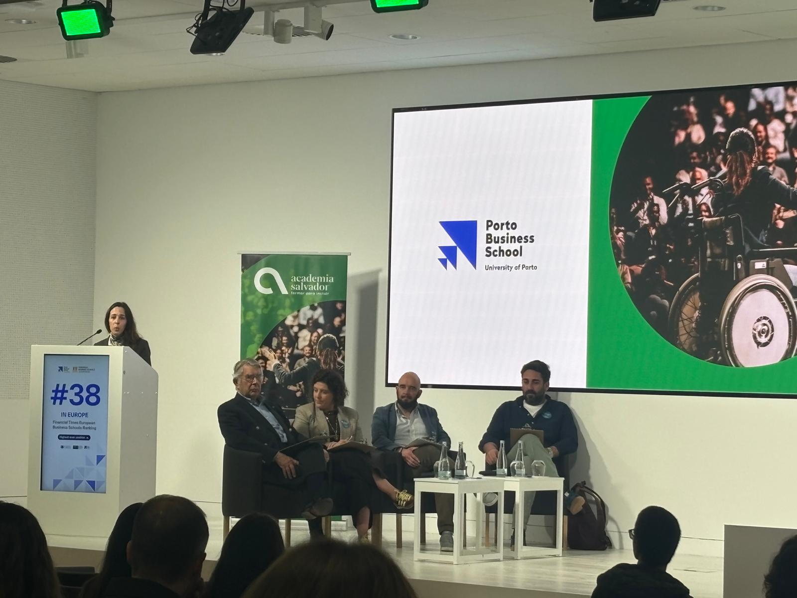 Pessoas no palco na apresentação do This Is Me