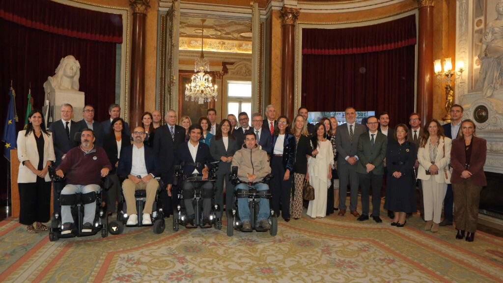 Representantes dos 44 municípios signatários e das entidades parceiras reunidos na cerimónia de assinatura da Carta de Compromisso Nacional pela Acessibilidade Universal, em Lisboa.